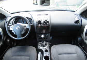 Подержанный автомобиль Nissan Qashqai 2010 года (13 фото)