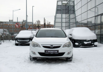 Подержанный автомобиль Opel Astra Wagon 2012 года (2 фото)