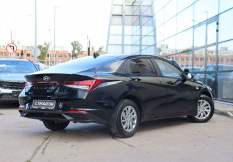 Подержанный автомобиль Hyundai Elantra Sedan 2021 года (5 фото)