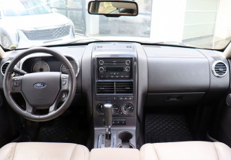 Подержанный автомобиль Ford Explorer 2008 года (14 фото)