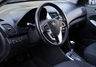Подержанный автомобиль Hyundai Solaris Sedan 2011 года (14 фото)