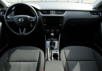 Подержанный автомобиль Skoda Octavia Liftback 2018 года (13 фото)