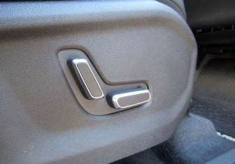 Подержанный автомобиль Geely Monjaro 2025 года (15 фото)