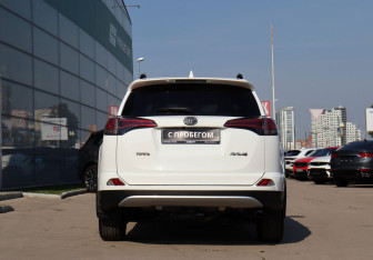 Подержанный автомобиль Toyota RAV4 2018 года (6 фото)