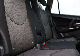 Подержанный автомобиль Toyota RAV4 2012 года (11 фото)