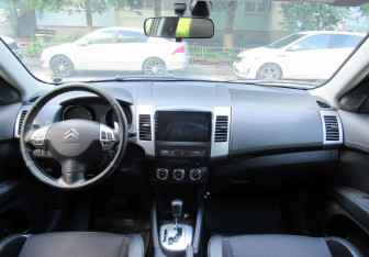 Подержанный автомобиль Citroen C-Crosser 2011 года (12 фото)