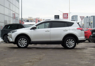 Подержанный автомобиль Toyota RAV4 2016 года (8 фото)