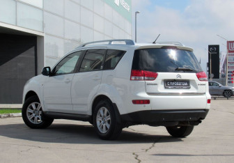Подержанный автомобиль Citroen C-Crosser 2011 года (7 фото)