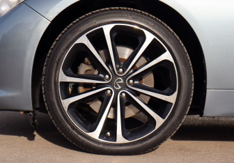 Подержанный автомобиль Infiniti Q50 2015 года (9 фото)