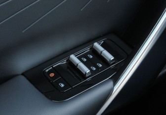 Подержанный автомобиль Geely Atlas 2024 года (17 фото)