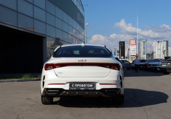 Подержанный автомобиль Kia K5 2022 года (6 фото)