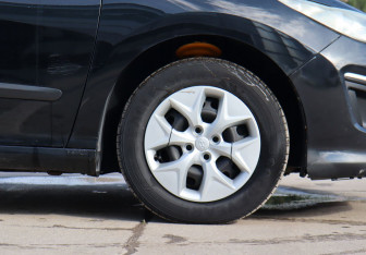 Подержанный автомобиль Peugeot 308 Hatchback 2011 года (9 фото)