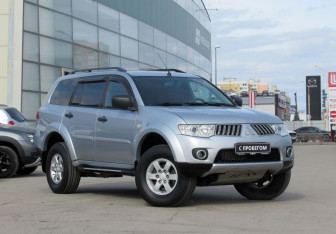 Подержанный автомобиль Mitsubishi Pajero Sport 2011 года (3 фото)