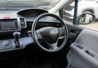 Подержанный автомобиль Honda Freed 2009 года (17 фото)