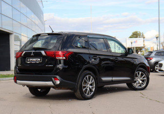Подержанный автомобиль Mitsubishi Outlander 2015 года (5 фото)