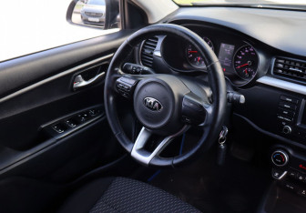 Подержанный автомобиль Kia Rio Sedan 2017 года (12 фото)
