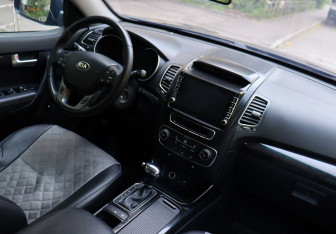 Подержанный автомобиль Kia Sorento 2017 года (12 фото)