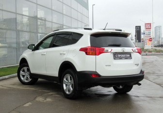 Подержанный автомобиль Toyota RAV4 2014 года (7 фото)
