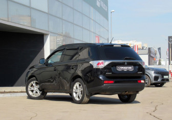 Подержанный автомобиль Mitsubishi Outlander 2012 года (7 фото)