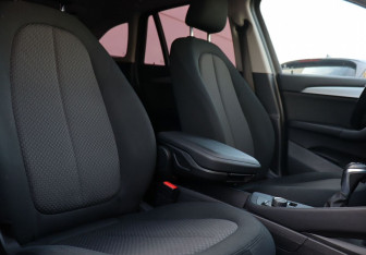 Подержанный автомобиль BMW X1 2016 года (21 фото)