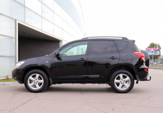 Подержанный автомобиль Toyota RAV4 2006 года (8 фото)