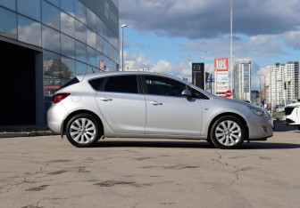 Подержанный автомобиль Opel Astra Hatchback 2011 года (4 фото)