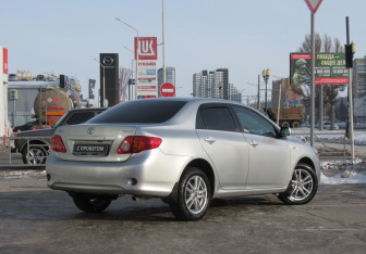 Подержанный автомобиль Toyota Corolla Sedan 2007 года (5 фото)