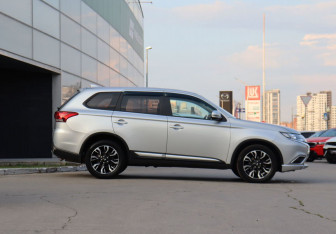 Подержанный автомобиль Mitsubishi Outlander 2018 года (4 фото)