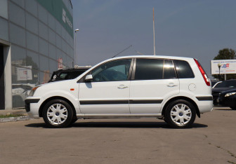 Подержанный автомобиль Ford Fusion 2007 года (8 фото)