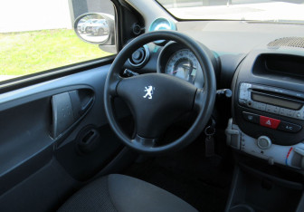 Подержанный автомобиль Peugeot 107 2007 года (10 фото)