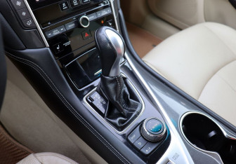 Подержанный автомобиль Infiniti Q50 2015 года (20 фото)