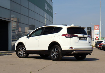 Подержанный автомобиль Toyota RAV4 2018 года (7 фото)