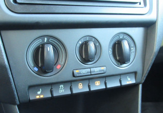 Подержанный автомобиль Skoda Rapid Liftback 2015 года (14 фото)