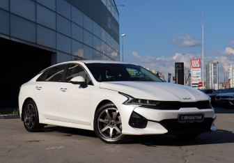 Подержанный автомобиль Kia K5 2022 года (3 фото)