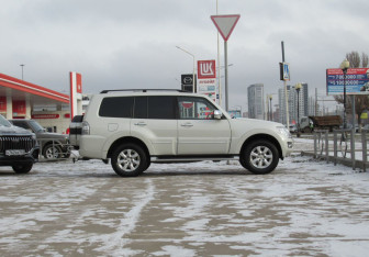 Подержанный автомобиль Mitsubishi Pajero 2021 года (4 фото)