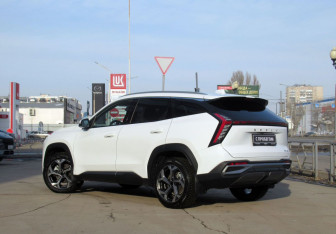 Подержанный автомобиль Geely Atlas 2024 года (7 фото)