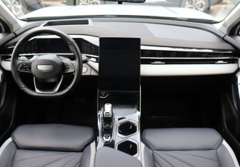 Подержанный автомобиль Geely Atlas 2024 года (13 фото)