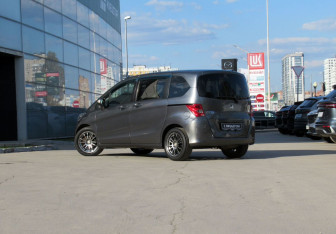 Подержанный автомобиль Honda Freed 2009 года (7 фото)