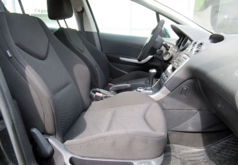 Подержанный автомобиль Peugeot 308 Hatchback 2011 года (10 фото)