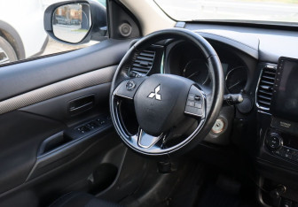 Подержанный автомобиль Mitsubishi Outlander 2018 года (13 фото)