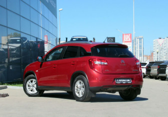 Подержанный автомобиль Citroen C4 Aircross 2012 года (7 фото)