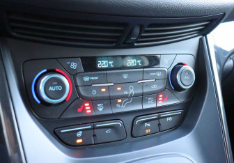 Подержанный автомобиль Ford Kuga 2016 года (17 фото)