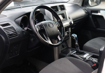 Подержанный автомобиль Toyota Land Cruiser Prado 2012 года (22 фото)
