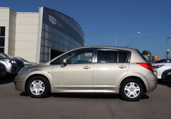 Подержанный автомобиль Nissan Tiida Hatchback 2011 года (8 фото)