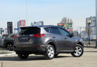 Подержанный автомобиль Toyota RAV4 2013 года (5 фото)