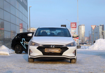 Подержанный автомобиль Hyundai Elantra Sedan 2019 года (2 фото)