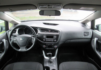 Подержанный автомобиль Kia Ceed Hatchback 2016 года (14 фото)