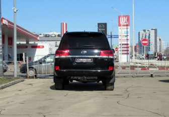 Подержанный автомобиль Toyota Land Cruiser Suv 2020 года (6 фото)