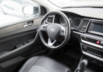 Подержанный автомобиль Hyundai Sonata 2017 года (13 фото)