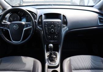 Подержанный автомобиль Opel Astra Sedan 2013 года (12 фото)